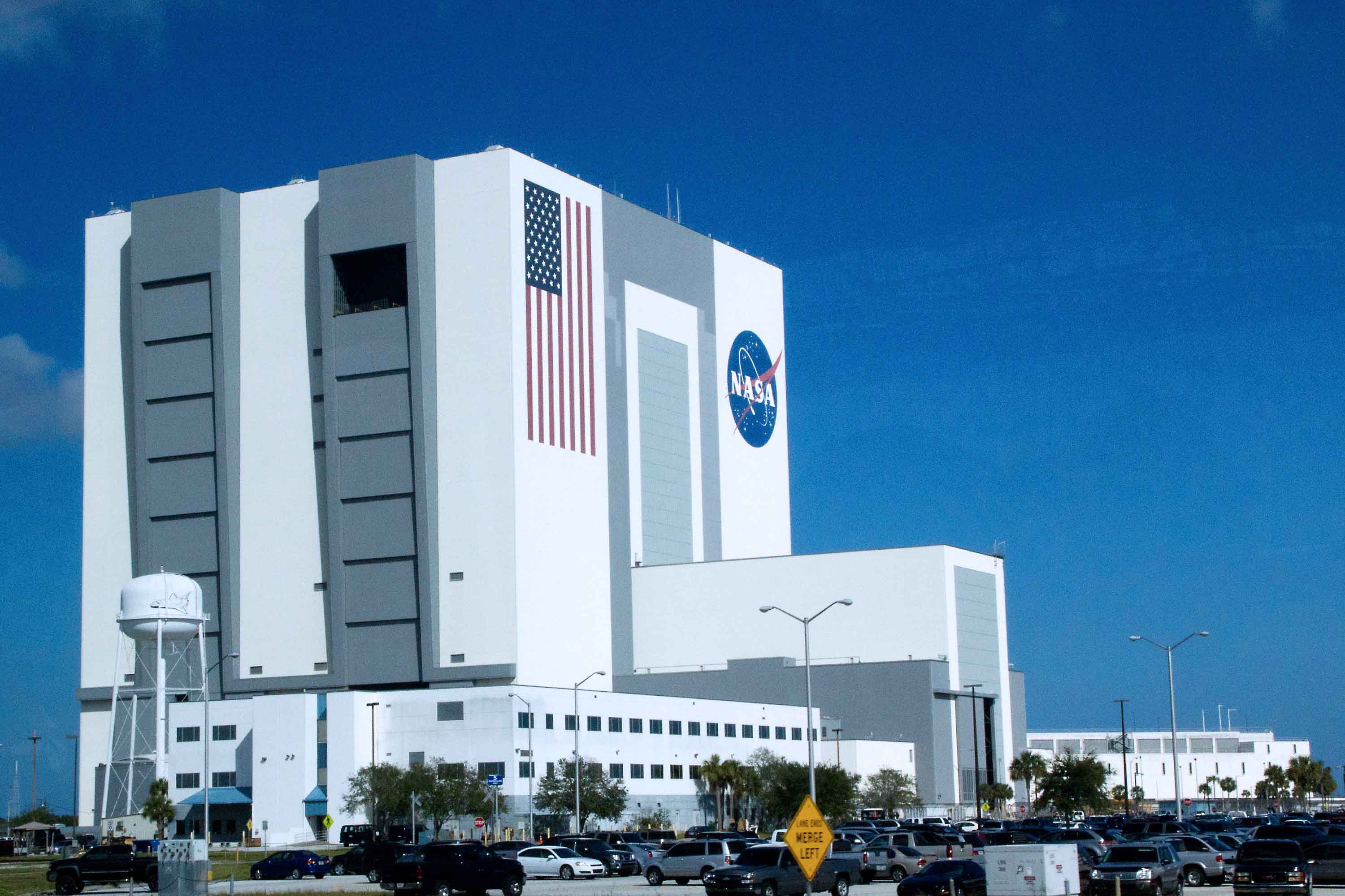 Наса город. Здание вертикальной сборки НАСА. Штаб квартира НАСА. Космический центр управления полетами имени Джона Кеннеди во Флориде. Здание НАСА штат Калифорния.